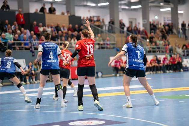 HSG Blomberg Lippe GER vs SV Union Halle Neustadt GER , Handball, DHB Pokal Women, Quarterfinals, 05 11 2025, Season 2025 2026, Blomberg Lucy Strauchmann SV Union Halle Neustadt, 78 at the match setup Blomberg Sporthalle an der Ulmenallee Germany