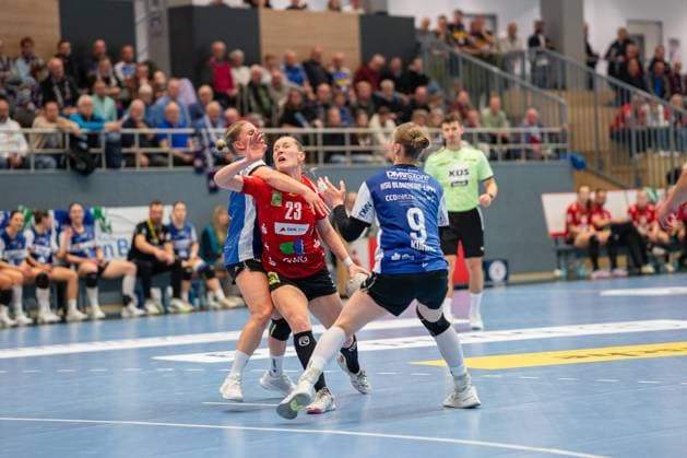 HSG Blomberg Lippe GER vs SV Union Halle Neustadt GER , Handball, DHB Pokal Women, Quarterfinals, 05 11 2025, Season 2025 2026, Blomberg Marie Polakova SV Union Halle Neustadt, 23 center tries to assert herself against v l Laura Rueffieux HSG Blomberg Lippe, 03 and Nieke Kuehne HSG Blomberg Lippe, 09 Blomberg Sporthalle an der Ulmenallee Germany