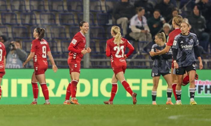 DEU, Frankfurt, Eintracht Frankfurt vs FC Köln, Google Pixel Frauen Bundesliga, DFB, Saison 2526, Stadion am Bretanobad, 9 Spieltag im Bild Sandra Jessen FC Köln 6 scores the goal for 1 0, jubilation and joy at the team DFB DFL REGULATIONS PROHIBIT ANY USE OF PHOTOGRAPHS AS IMAGE SEQUENCES AND OR QUASI VIDEO, 05 11 2025 Copyright: HMBxMedia HendrikxHamelau