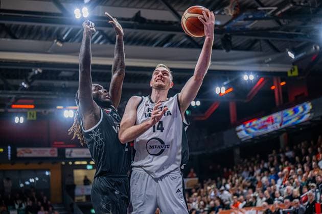 Basketball FIBA Europe Cup, Season 2025 2026, Men, Main round, Group stage, Matchday 4, 05 11 2025, RASTA Vechta CS Valcea 1924 Philipp Herkenhoff 14 RASTA Vechta at the basket Vechta RASTA Dome Lower Saxony Germany