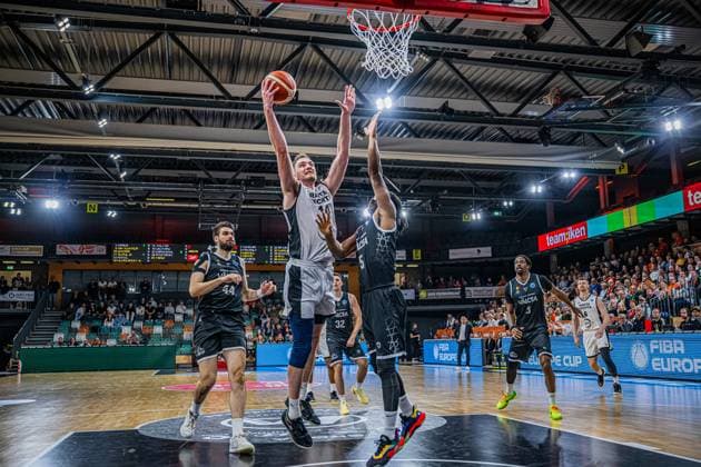 Basketball FIBA Europe Cup, Season 2025 2026, Men, Main round, Group stage, Matchday 4, 05 11 2025, RASTA Vechta CS Valcea 1924 Philipp Herkenhoff 14 RASTA Vechta at the basket Vechta RASTA Dome Lower Saxony Germany