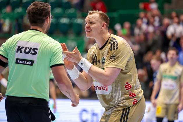 05 11 2025, Handball, Round of 16 DHB Cup, Bergischer HC TSV Hannover Burgdorf, Unihalle Wuppertal Justus Fischer TSV Hannover Burgdorf 54 gesticulating next to the referee North Rhine-Westphalia Germany