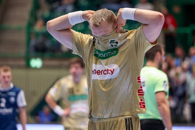 05 11 2025, Handball, Round of 16 DHB Cup, Bergischer HC TSV Hannover Burgdorf, Unihalle Wuppertal Justus Fischer TSV Hannover Burgdorf 54 pulls his shirt over his face in disappointment Disappointment North Rhine-Westphalia Germany