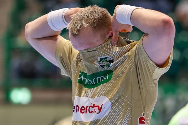 05 11 2025, Handball, Round of 16 DHB Cup, Bergischer HC TSV Hannover Burgdorf, Unihalle Wuppertal Justus Fischer TSV Hannover Burgdorf 54 pulls his shirt over his face in disappointment Disappointment North Rhine-Westphalia Germany