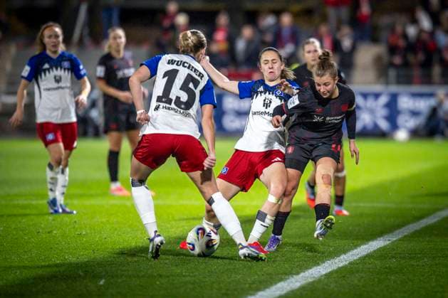 Womens Soccer Bundesliga Bayer 04 Leverkusen Hamburger SV, 05 11 2025 Annalena Wucher Hamburger SV, 15 , Maria Mikolajova Hamburger SV, 27 , Kristin Kögel Bayer 04 Leverkusen, 11 Bayer 04 Leverkusen Hamburger SV on matchday 9 of the Google Pixel Womens Bundesliga on 05 11 2025 at the Ulrich Haberland Stadium in Leverkusen North Rhine-Westphalia DFL REGULATIONS PROHIBIT ANY USE OF PHOTOGRAPHS AS IMAGE SEQUENCES AND OR QUASI VIDEO Copyright: xBEAUTIFULxSPORTS AxelxKohringx