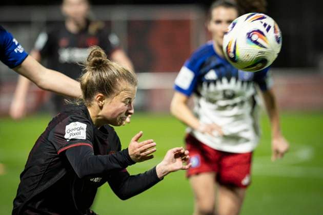 Womens Soccer Bundesliga Bayer 04 Leverkusen Hamburger SV, 05 11 2025 Kristin Kögel Bayer 04 Leverkusen, 11 at header Bayer 04 Leverkusen Hamburger SV on matchday 9 of the Google Pixel Womens Bundesliga on 05 11 2025 at Ulrich Haberland Stadium in Leverkusen North Rhine-Westphalia DFL REGULATIONS PROHIBIT ANY USE OF PHOTOGRAPHS AS IMAGE SEQUENCES AND OR QUASI VIDEO Copyright: xBEAUTIFULxSPORTS AxelxKohringx