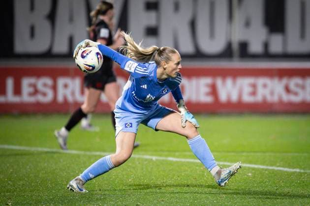 Womens Soccer Bundesliga Bayer 04 Leverkusen Hamburger SV, 05 11 2025 Goalkeeper Inga Schuldt Hamburger SV, 1 throws off Bayer 04 Leverkusen Hamburger SV on matchday 9 of the Google Pixel Womens Bundesliga on 05 11 2025 at Ulrich Haberland Stadium in Leverkusen North Rhine-Westphalia DFL REGULATIONS PROHIBIT ANY USE OF PHOTOGRAPHS AS IMAGE SEQUENCES AND OR QUASI VIDEO Copyright: xBEAUTIFULxSPORTS AxelxKohringx