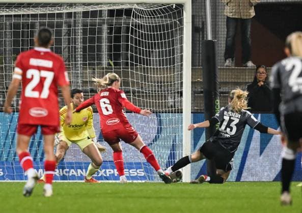 05 11 2025, xsltx, Soccer Google Pixel Women Bundesliga, Eintracht Frankfurt 1 FC Köln v l Sandra Maria Jessen 1 FC Köln gets the ball snatched away by Amanda Ilestedt Eintracht Frankfurt Nr 13, in goal Lina Altenburg Eintracht Frankfurt DFL DFB REGULATIONS PROHIBIT ANY USE OF PHOTOGRAPHS as IMAGE SEQUENCES and or QUASI VIDEO