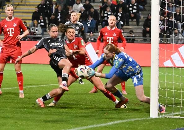 05 11 2025, xsltx, Soccer Google Pixel Women Bundesliga, Eintracht Frankfurt 1 FC Köln v l GÃ raldine Reuteler Eintracht Frankfurt comes against Irina Fuchs 1 FC Köln one step too late DFL DFB REGULATIONS PROHIBIT ANY USE OF PHOTOGRAPHS as IMAGE SEQUENCES and or QUASI VIDEO
