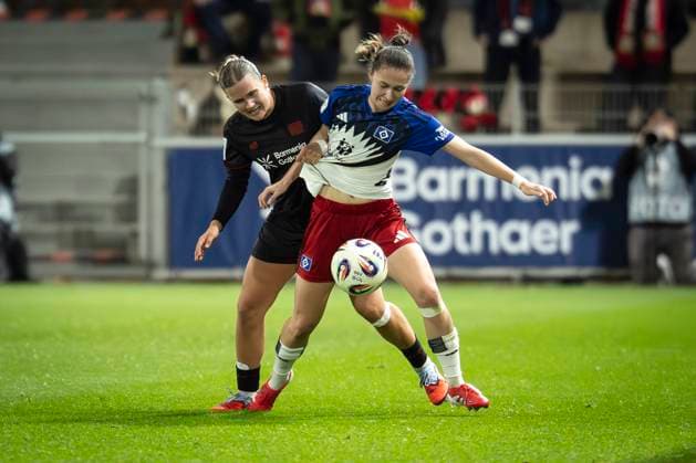 Womens Soccer Bundesliga Bayer 04 Leverkusen Hamburger SV, 05 11 2025 Julia Mickenhagen Bayer 04 Leverkusen, 18 , Maria Mikolajova Hamburger SV, 27 during the duel Bayer 04 Leverkusen Hamburger SV on matchday 9 of the Google Pixel Womens Bundesliga on 05 11 2025 at Ulrich Haberland Stadium in Leverkusen North Rhine-Westphalia DFL REGULATIONS PROHIBIT ANY USE OF PHOTOGRAPHS AS IMAGE SEQUENCES AND OR QUASI VIDEO Copyright: xBEAUTIFULxSPORTS AxelxKohringx