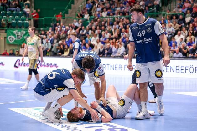 05 11 2025, Handball, Round of 16 DHB Cup, Bergischer HC TSV Hannover Burgdorf, Unihalle Wuppertal Johannes Wasielewski BHC 77 lies in pain on the pitch after being fouled by Lukas Stutzke TSV Hannover Burgdorf 39 North Rhine-Westphalia Germany