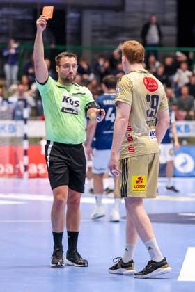 05 11 2025, Handball, Round of 16 DHB Cup, Bergischer HC TSV Hannover Burgdorf, Unihalle Wuppertal Lukas Stutzke TSV Hannover Burgdorf 39 is shown a red card by the referee and sent off for a foul on Johannes Wasielewski BHC 77 North Rhine-Westphalia Germany