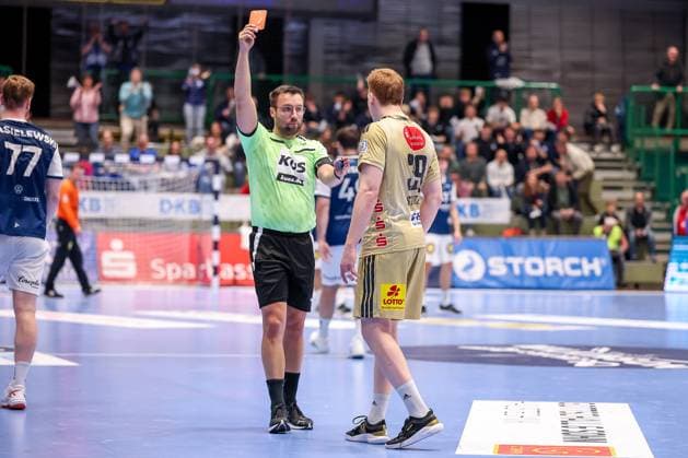 05 11 2025, Handball, Round of 16 DHB Cup, Bergischer HC TSV Hannover Burgdorf, Unihalle Wuppertal Lukas Stutzke TSV Hannover Burgdorf 39 is shown a red card by the referee and sent off for a foul on Johannes Wasielewski BHC 77 North Rhine-Westphalia Germany