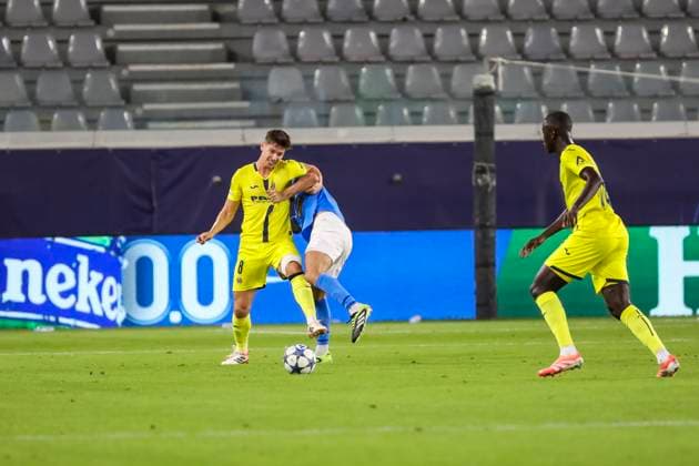 UEFA Champions League : Pafos vs Villarreal JUAN FOYTH of Villarreal competes for the ball. Pafos plays against Villarreal for the matchday 4 of the League Phase of the UEFA Champions League competition, Limassol, Cyprus, on Nov. 5, 2025. Limassol Cyprus Copyright: xKOSTASxPIKOULASx