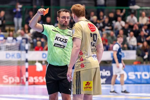 05 11 2025, Handball, Round of 16 DHB Cup, Bergischer HC TSV Hannover Burgdorf, Unihalle Wuppertal Lukas Stutzke TSV Hannover Burgdorf 39 is shown a red card by the referee and sent off for a foul on Johannes Wasielewski BHC 77 North Rhine-Westphalia Germany