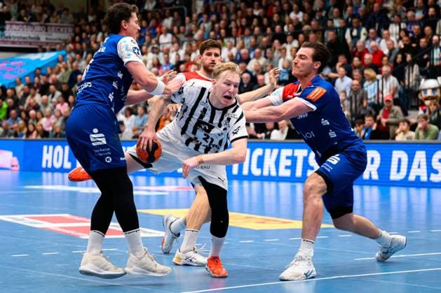 Balingen DHB Pokal Round of 16 HBW Balingen THW Kiel from left Mex Raguse Balingen , Eric Johansson THW Kiel , Stefan Bauer Balingen Balingen Baden Württemberg Germany