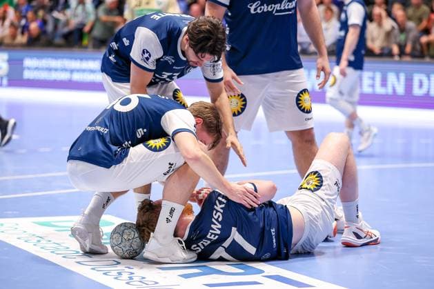 05 11 2025, Handball, Round of 16 DHB Cup, Bergischer HC TSV Hannover Burgdorf, Unihalle Wuppertal Johannes Wasielewski BHC 77 lies in pain on the pitch after being fouled by Lukas Stutzke TSV Hannover Burgdorf 39 North Rhine-Westphalia Germany