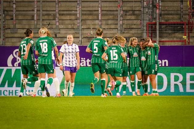Germany Women Soccer Google Pixel Women Bundesliga 2025 26, 9 Matchday SGS Essen vs SV Werder Bremen Stadion an der Hafenstraße Goal and goal celebration to 0 2 by Medina DeÅ¡iÄ‡ Medina Desic SV Werder Bremen, 9 Joy, emotions, jubilation Essen North Rhine-Westphalia Germany Copyright: xJOERANxSTEINSIEKx