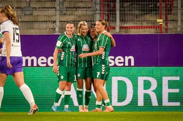 Germany Women Soccer Google Pixel Women Bundesliga 2025 26, 9 Matchday SGS Essen vs SV Werder Bremen Stadion an der Hafenstraße Goal and goal celebration to 0 2 by Medina DeÅ¡iÄ‡ Medina Desic SV Werder Bremen, 9 Joy, emotions, jubilation Essen North Rhine-Westphalia Germany Copyright: xJOERANxSTEINSIEKx