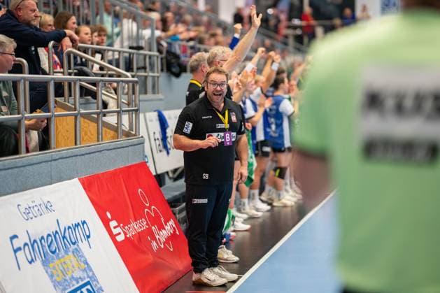 HSG Blomberg Lippe GER vs SV Union Halle Neustadt GER , Handball, DHB Pokal Women, Quarterfinals, 05 11 2025, Season 2025 2026, Blomberg Steffen Birkner HSG Blomberg Lippe, Coach discusses with the referee Blomberg Sporthalle an der Ulmenallee Germany