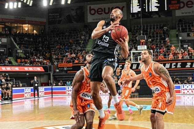 6 Matchday BKT Euro Cup Ratiopharm Ulm v London Lions, Ratiopharm Arena Ulm 07 11 2025 Jonathan Williams London Lions, 13 v Christopher Ledlum Ratiopharm Ulm, 4 Ulm 07 11 2025 6 Matchday BKT EuroCup, Ratiopharm Ulm v London Lions, Ratiopharm Arena Ulm Copyright: xBEAUTIFULxSPORTS Märklx