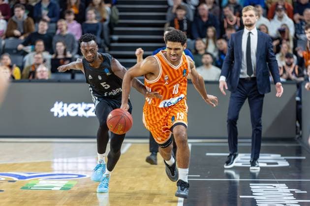 duel between Mark Smith Ratiopharm Ulm, 13 Amin Adamu London Lions, 05 , GER, ratiopharm ulm vs London Lions, basketball, 6 round, BKT EuroCup, 2025 2026 season, 05 11 2025, GER, ratiopharm ulm vs London Lions, basketball, 6 round, BKT EuroCup, 2025 2026 season, 05 11 2025 New Ulm Copyright: xEibner-Pressefoto JanixPlessx EP_JPL