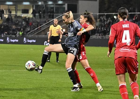 05 11 2025, xsltx, Soccer Google Pixel Women Bundesliga, Eintracht Frankfurt 1 FC Köln v l Laura Freigang Eintracht Frankfurt , Martyna Wiankowska 1 FC Köln DFL DFB REGULATIONS PROHIBIT ANY USE OF PHOTOGRAPHS as IMAGE SEQUENCES and or QUASI VIDEO