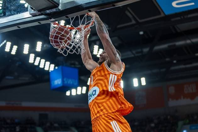 Slam Dunk by Christopher Ledlum Ratiopharm Ulm, 04 , GER, ratiopharm ulm vs London Lions, Basketball, 6 Round, BKT EuroCup, Season 2025 2026, 05 11 2025, GER, ratiopharm ulm vs London Lions, Basketball, 6 Round, BKT EuroCup, Season 2025 2026, 05 11 2025 New Ulm Copyright: xEibner-Pressefoto JanixPlessx EP_JPL