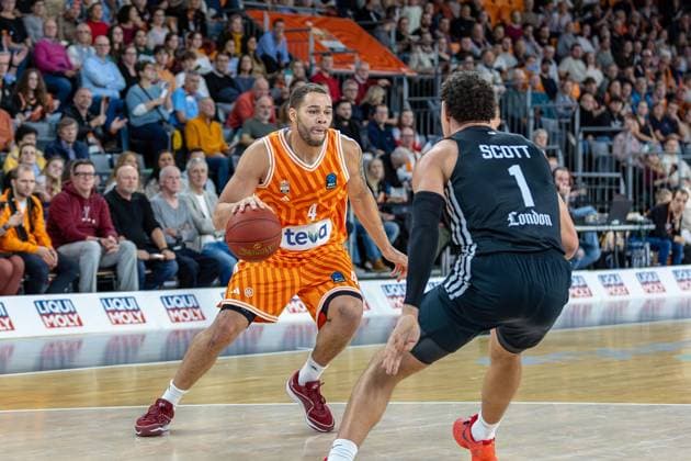 duel between Christopher Ledlum Ratiopharm Ulm, 04 Joel Scott London Lions, 01 , GER, ratiopharm ulm vs London Lions, basketball, 6 round, BKT EuroCup, 2025 2026 season, 05 11 2025, GER, ratiopharm ulm vs London Lions, basketball, 6 round, BKT EuroCup, 2025 2026 season, 05 11 2025 New Ulm Copyright: xEibner-Pressefoto JanixPlessx EP_JPL