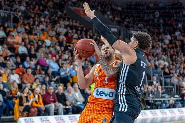duel between Christopher Ledlum Ratiopharm Ulm, 04 Joel Scott London Lions, 01 facial expressions emotions face strength, GER, ratiopharm ulm vs London Lions, basketball, 6 round, BKT EuroCup, 2025 2026 season, 05 11 2025, GER, ratiopharm ulm vs London Lions, basketball, 6 round, BKT EuroCup, 2025 2026 season, 05 11 2025 New Ulm Copyright: xEibner-Pressefoto JanixPlessx EP_JPL