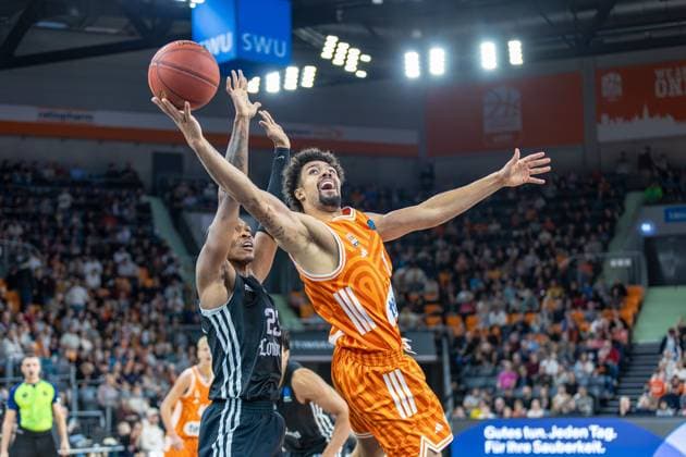 Basket shot Len Schoormann Ratiopharm Ulm, 01 against Kameron McGusty London Lions, 23 Emotions Mimic, GER, ratiopharm ulm vs London Lions, Basketball, 6 Round, BKT EuroCup, Season 2025 2026, 05 11 2025, GER, ratiopharm ulm vs London Lions, Basketball, 6 Round, BKT EuroCup, Season 2025 2026, 05 11 2025 New Ulm Copyright: xEibner-Pressefoto JanixPlessx EP_JPL