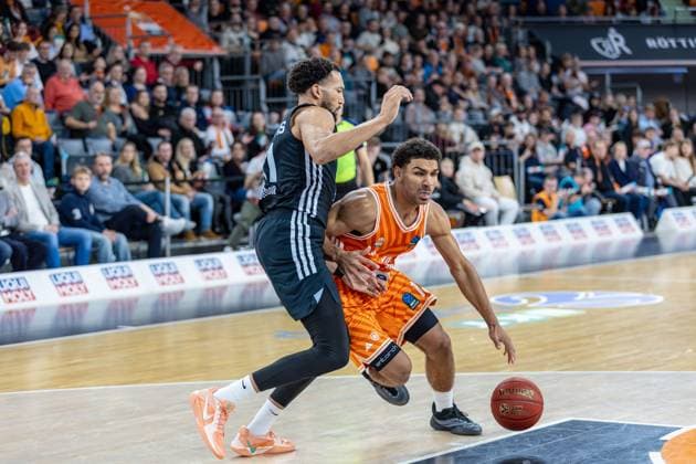 duel between Mark Smith Ratiopharm Ulm, 13 Deane Williams London Lions, 31 , GER, ratiopharm ulm vs London Lions, basketball, 6 round, BKT EuroCup, 2025 2026 season, 05 11 2025, GER, ratiopharm ulm vs London Lions, basketball, 6 round, BKT EuroCup, 2025 2026 season, 05 11 2025 New Ulm Copyright: xEibner-Pressefoto JanixPlessx EP_JPL