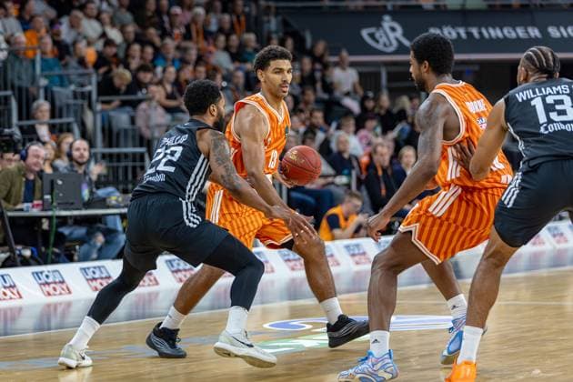 duel between Mark Smith Ratiopharm Ulm, 13 Tarik Phillip London Lions, 22 , GER, ratiopharm ulm vs London Lions, basketball, 6 round, BKT EuroCup, 2025 2026 season, 05 11 2025, GER, ratiopharm ulm vs London Lions, basketball, 6 round, BKT EuroCup, 2025 2026 season, 05 11 2025 New Ulm Copyright: xEibner-Pressefoto JanixPlessx EP_JPL