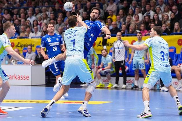 05 11 2025, xydrx, handball, round of 16 DHB Cup, TBV Lemgo Lippe VfL Gummersbach, PHOENIX Contact Arena Tim Suton TBV Lemgo Lippe 23 in duel against Julian Koester VfL Gummersbach 7 North Rhine-Westphalia Germany