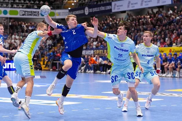 05 11 2025, xydrx, handball, round of 16 DHB Cup, TBV Lemgo Lippe VfL Gummersbach, PHOENIX Contact Arena Lukas Hutecek TBV Lemgo Lippe 2 in duel against Tilen Kodrin VfL Gummersbach 5 and Miro Schluroff VfL Gummersbach 15 North Rhine-Westphalia Germany