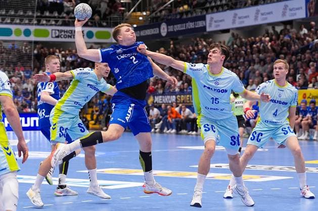 05 11 2025, xydrx, Handball, Round of 16 DHB Cup, TBV Lemgo Lippe VfL Gummersbach, PHOENIX Contact Arena Lukas Hutecek TBV Lemgo Lippe 2 in duel against Miro Schluroff VfL Gummersbach 15 North Rhine-Westphalia Germany