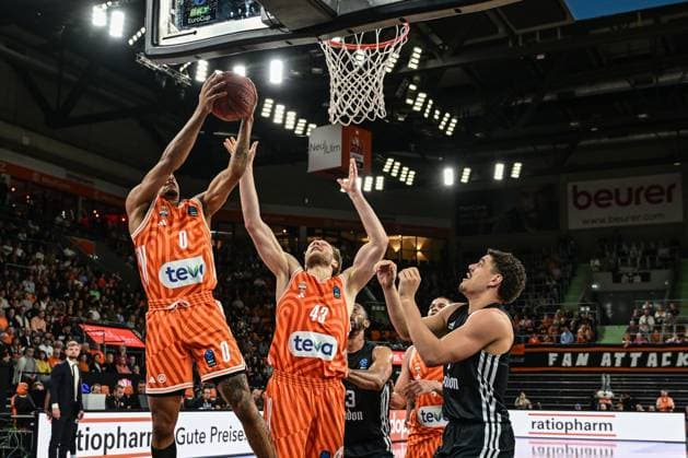 6 Matchday BKT Euro Cup Ratiopharm Ulm v London Lions, Ratiopharm Arena Ulm 07 11 2025 Rebound Nelson Weidemann Ratiopharm Ulm, 0 off 942 Ulm 07 11 2025 6 Matchday BKT EuroCup, Ratiopharm Ulm v London Lions, Ratiopharm Arena Ulm Copyright: xBEAUTIFULxSPORTS Märklx