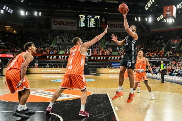 6 Matchday BKT Euro Cup Ratiopharm Ulm v London Lions, Ratiopharm Arena Ulm 07 11 2025 Jonathan Williams London Lions, 13 v Christopher Ledlum Ratiopharm Ulm, 4 Ulm 07 11 2025 6 Matchday BKT EuroCup, Ratiopharm Ulm v London Lions, Ratiopharm Arena Ulm Copyright: xBEAUTIFULxSPORTS Märklx