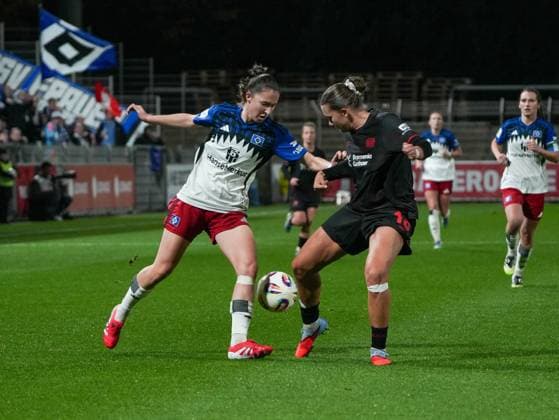 Julia Mickenhagen Bayer 04 Leverkusen, 18 wins the duel against Maria Mikolajova Hamburger SV, 27 Bayer 04 Leverkusen vs Hamburger SV, Football, Womens Bundesliga, Google Pixel Womens Bundesliga, 09 Matchday, Season 2025 2026, 05 11 2025 DFB REGULATES PROHIBIT ANY USE OF PHOTOGRAPHS AS IMAGE SEQUENCES AND OR QUASI VIDEO, Bayer 04 Leverkusen vs Hamburger SV, Football, Womens Bundesliga, Google Pixel Womens Bundesliga, 09 Matchday, Season 2025 2026, 05 11 2025 Leverkusen Copyright: xEibner-Pressefoto DamianxKruczynx EP_DKI