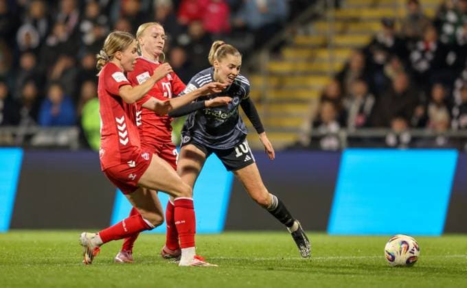 DEU, Frankfurt, Eintracht Frankfurt vs FC Köln, Google Pixel Frauen Bundesliga, DFB, Saison 2526, Stadion am Bretanobad, 9 Spieltag im Bild f l n r Anna Gerhardt FC Köln 21 , Laura Freigang Eintracht Frankfurt 10 , Zweikampf DFB DFL REGULATIONS PROHIBIT ANY USE OF PHOTOGRAPHS AS IMAGE SEQUENCES AND OR QUASI VIDEO, 05 11 2025 Copyright: HMBxMedia HendrikxHamelau
