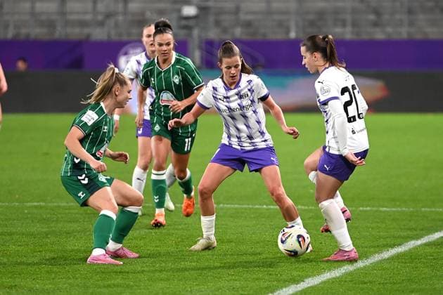 Shari van Belle Leonie Köpp Google Pixel Womens Bundesliga SGS Essen Werder Bremen 05 11 2025 Shari van Belle Leonie Köpp both SGS Essen Google Pixel Womens Bundesliga, 09 Matchday, SGS Essen vs Werder Bremen on November 05, 2025 at Stadion an der Hafenstraße, Essen