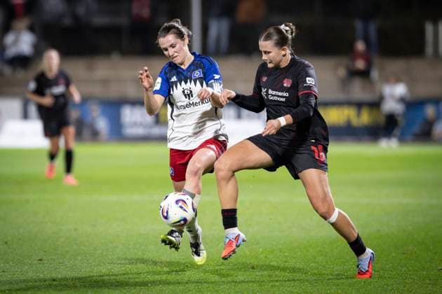 Womens Soccer Bundesliga Bayer 04 Leverkusen Hamburger SV, 05 11 2025 Julia Mickenhagen Bayer 04 Leverkusen, 18 , Pauline Machtens Hamburger SV, 28 Bayer 04 Leverkusen Hamburger SV on matchday 9 of the Google Pixel Womens Bundesliga on 05 11 2025 at Ulrich Haberland Stadium in Leverkusen North Rhine-Westphalia DFL REGULATIONS PROHIBIT ANY USE OF PHOTOGRAPHS AS IMAGE SEQUENCES AND OR QUASI VIDEO Copyright: xBEAUTIFULxSPORTS AxelxKohringx