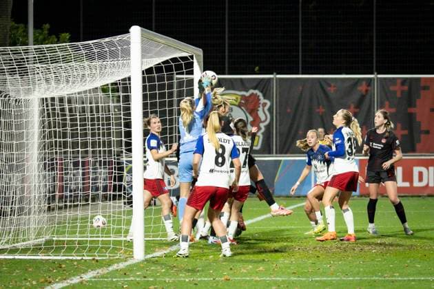 Womens Soccer Bundesliga Bayer 04 Leverkusen Hamburger SV, 05 11 2025 Goalkeeper Inga Schuldt Hamburger SV, 1 grabs the ball at the last moment after a corner kick Bayer 04 Leverkusen Hamburger SV on matchday 9 of the Google Pixel Womens Bundesliga on 05 11 2025 at Ulrich Haberland Stadium in Leverkusen North Rhine-Westphalia DFL REGULATIONS PROHIBIT ANY USE OF PHOTOGRAPHS AS IMAGE SEQUENCES AND OR QUASI VIDEO Copyright: xBEAUTIFULxSPORTS AxelxKohringx