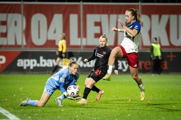 Womens Soccer Bundesliga Bayer 04 Leverkusen Hamburger SV, 05 11 2025 Goalkeeper Inga Schuldt Hamburger SV, 1 saves from Vanessa Fudalla Bayer 04 Leverkusen, 21 Bayer 04 Leverkusen Hamburger SV on matchday 9 of the Google Pixel Womens Bundesliga on 05 11 2025 at Ulrich Haberland Stadium in Leverkusen North Rhine-Westphalia DFL REGULATIONS PROHIBIT ANY USE OF PHOTOGRAPHS AS IMAGE SEQUENCES AND OR QUASI VIDEO Copyright: xBEAUTIFULxSPORTS AxelxKohringx