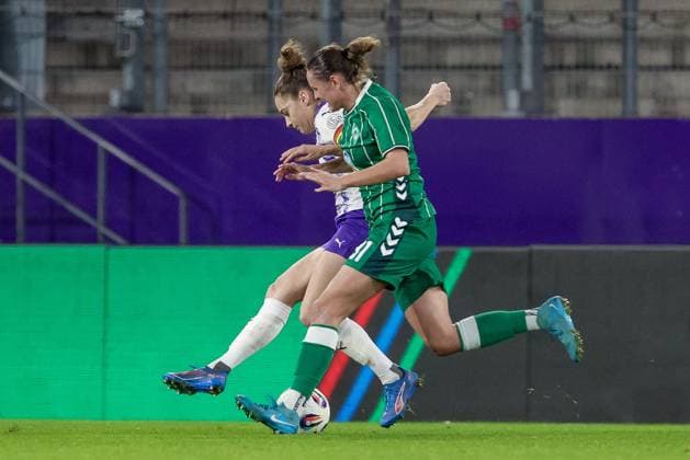 from left Jacqueline Meissner SGS Essen, 16 and Verena Wieder SV Werder Bremen, 31 in a duel, dynamic, action, action, game scene, THE DFB REGULATIONS PROHIBIT ANY USE OF PHOTOGRAPHS AS IMAGE SEQUENCES AND OR QUASI VIDEO , 05 11 2025, Essen Germany , Football, Google Pixel Womens Bundesliga, SGS Essen SV Werder Bremen xobx