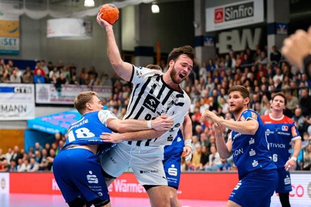 Balingen DHB Pokal Round of 16 HBW Balingen THW Kiel from left in duel Tim Grüner Gruener HBW Balingen and Veron Nacinovic THW Kiel Balingen Baden Württemberg Germany