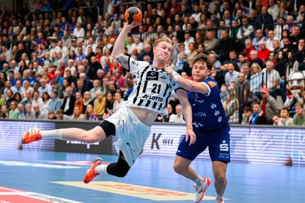Balingen DHB Cup Round of 16 HBW Balingen THW Kiel Eric Johansson THW Kiel , Bennet Strobel HBW Balingen Balingen Baden Württemberg Germany