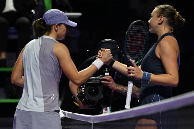 2025 WTA, Tennis Damen Finals RIYADH, SAUDI ARABIA - NOVEMBER 5: Iga Swiatek (L) of Poland plays against Amanda Anisimova (R) of USA during their final group-stage match on Day 5 of the 2025 WTA Finals, part of the Hologic WTA Tour, at King Saud University Indoor Arena in Riyadh, Saudi Arabia, on November 5, 2025. Artur Widak Anadolu Riyadh Saudi Arabia. Editorial use only. Please get in touch for any other usage.  Copyright: x2025xAnadoluxArturxWidakx