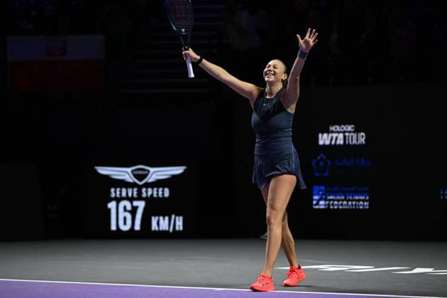 2025 WTA, Tennis Damen Finals RIYADH, SAUDI ARABIA - NOVEMBER 5: Amanda Anisimova of the United States celebrates after defeating Iga Swiatek of Poland during their final group-stage match on Day 5 of the 2025 WTA Finals, part of the Hologic WTA Tour, at King Saud University Indoor Arena in Riyadh, Saudi Arabia, on November 5, 2025. Artur Widak Anadolu Riyadh Saudi Arabia. Editorial use only. Please get in touch for any other usage.  Copyright: x2025xAnadoluxArturxWidakx
