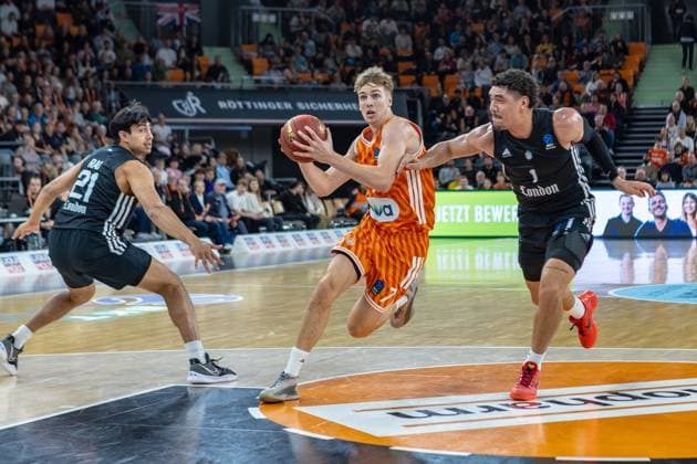 duel between Tobias Jensen Ratiopharm Ulm, 07 Joel Scott London Lions, 01 , GER, ratiopharm ulm vs London Lions, Basketball, 6 Round, BKT EuroCup, 2025 2026 season, 05 11 2025, GER, ratiopharm ulm vs London Lions, Basketball, 6 Round, BKT EuroCup, 2025 2026 season, 05 11 2025 New Ulm Copyright: xEibner-Pressefoto JanixPlessx EP_JPL